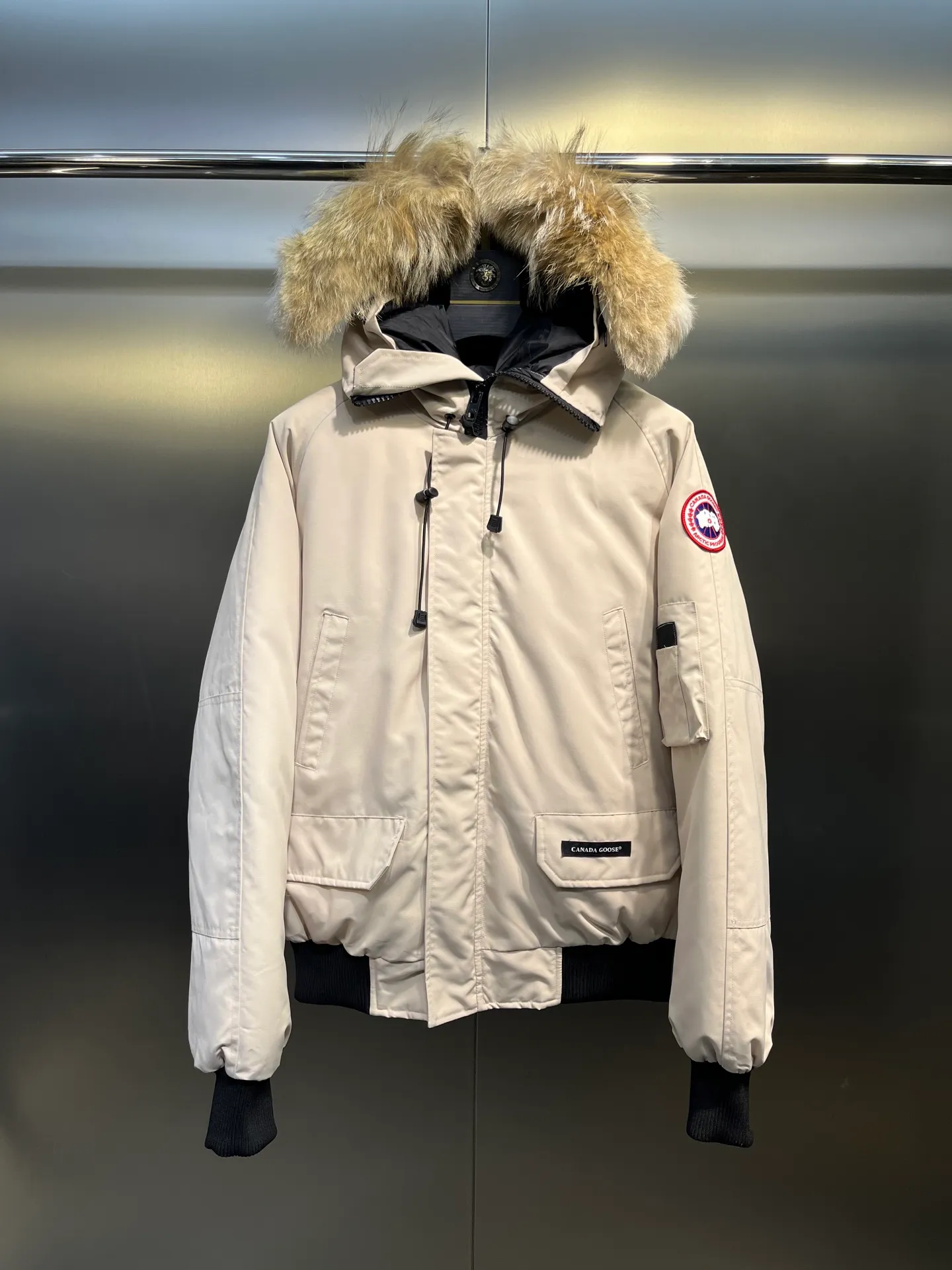P720 high-end version (new version of Big Goose 01) Canada Goose Canada Goose #Chilliwack 7999M bomber jacket short down jacket/01 model #Men and Women Same Style# ➖ Genuine synchronous anti-counterfeiting chip sensor! ➖ Imported 21S polyester-cotton blended original fabric [last year’s 16S/18S hard fabrics have been completely eliminated, this year all use 21S genuine synchronous fabrics, the soft mid-strap feels delicate and textured], genuine synchronous Feather-Light 10D waterproof coating fabric, made of 84.5 polyester fiber and 15.5 cotton, 100% the best feel in the entire network! ➖ The genuine official website is synchronized with the national standard 80 white duck down, you can check the official website customer service, there will never be a series of misleading claims such as 90 down or goose down! ➖ Using the best nylon lining with double double-layer sealing design, velvet-proof No. 7 needle + grid-filled down ready-made garments, there is 100% no so-called velvet running! ➖ The cuffs are designed with thickened seamless threads, and the collar and pockets are lined with top-quality polar fleece to keep you warm and comfortable! ➖ Yoshida YKK provides original custom-made electroplated sliders. YKK two-way lockable zippers are tight and smooth and will not peel off paint! ➖ 3M composite guarantees that the Velcro is the same as the original, durable, and all accessories and hardware are custom-made! ➖ Imported BEHRINGER embroidery machine to customize the 10,000-needle embroidery logo, 98% of which can be reproduced to restore the original logo. You can check and compare on the official website! ➖ The fur collars are all made of large pieces of Western Canadian blue wolf hide, ensuring that each fur collar is 13-15cm wide!   Size:XS-XXL